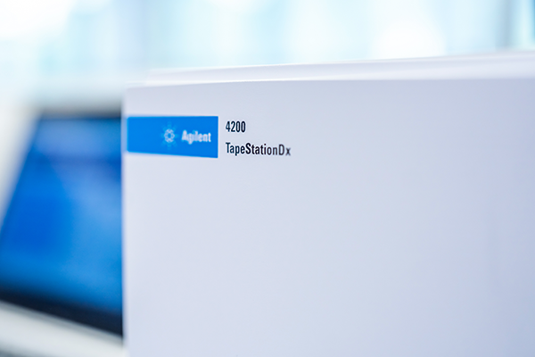 Agilent 4200 TapeStationDx system in a lab.