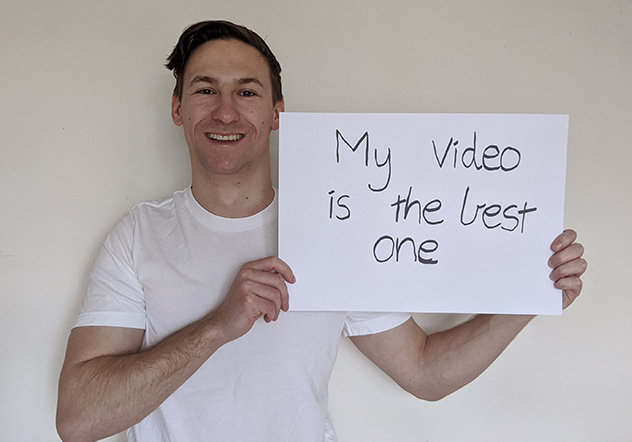 「My video is the best one」と書かれたボードを掲げるアジレントのケミスト