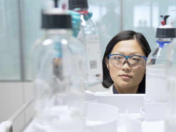 Agilent offers complete solutions, featuring instruments, software, and services to help you achieve confidence in HPLC results.