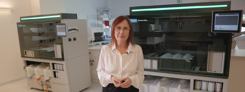 Women in lab with Dako Omnis machine