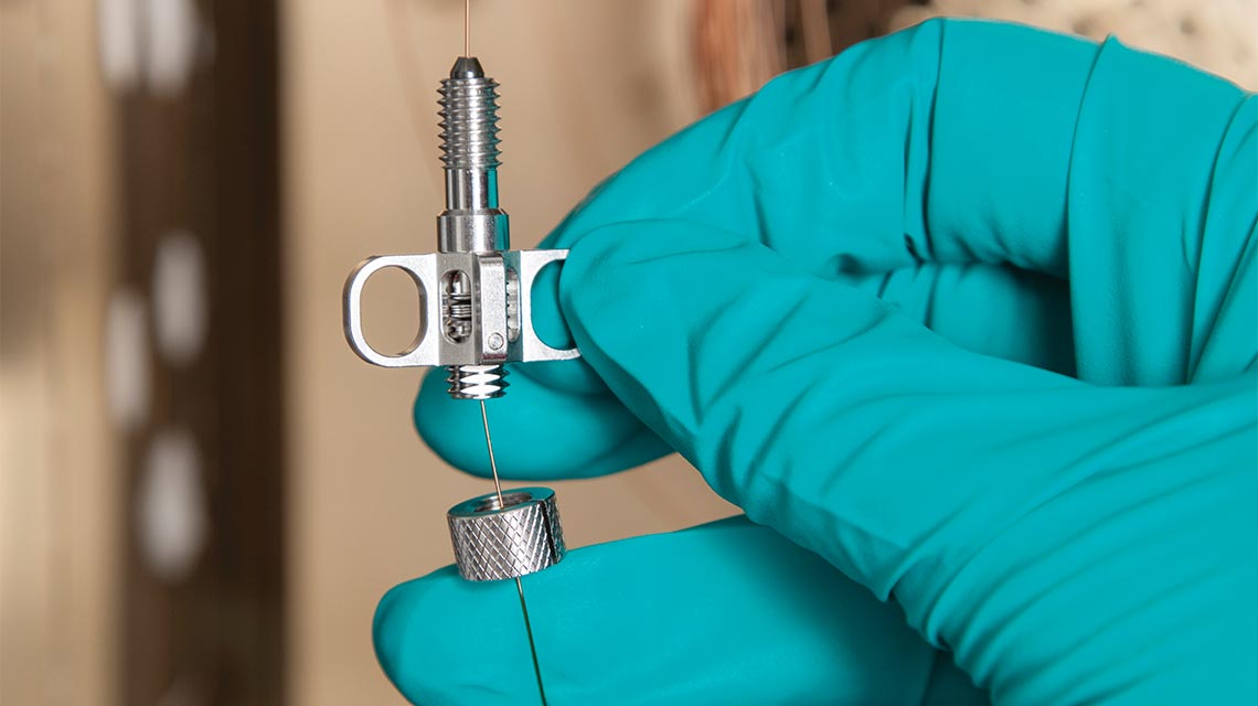 Self-tightening column nut